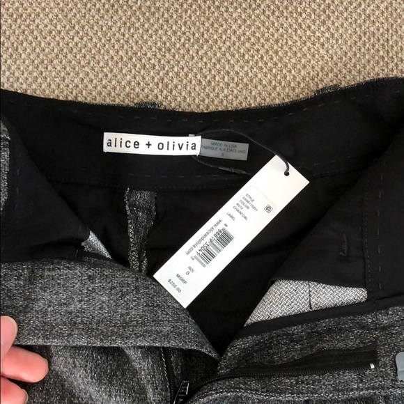 Alice & Olivia Elouise Shorts - Picture 4 of 5